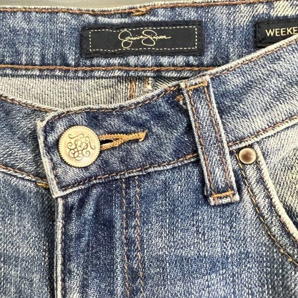 JESSICA SIMPSON Light Wash Distressed Weekend Relaxed Skinny Jeans (26) - Picture 4 of 8
